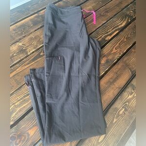 Smitten scrub pant Graphite 
Petite-XS